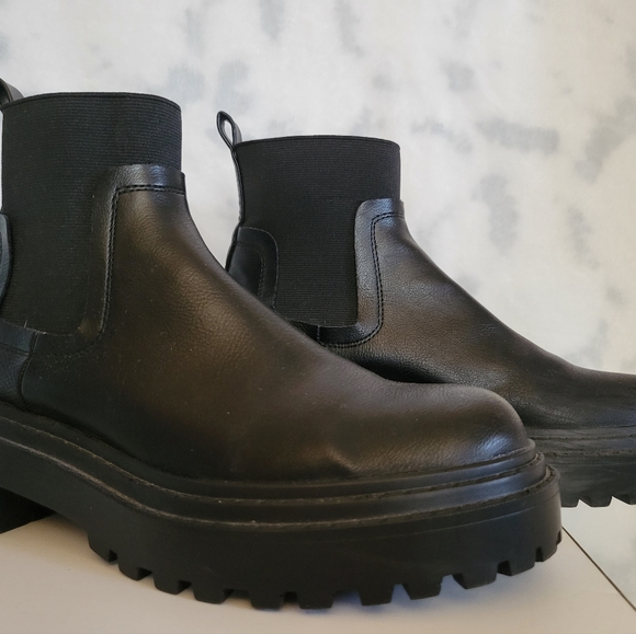 Stradivarius flat chelsea boots with rubber sole in black Size 7 - Picture 2 of 8